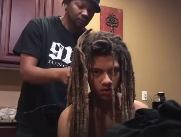 Un adolescent a luat decizia de a-și tăia dreadlockurile, pe care le purtase timp de aproape un deceniu. Reacția mamei sale la această transformare este de-a dreptul neprețuită.