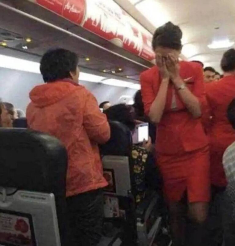 Stewardesa, care observa o tânără și un bărbat mai în vârstă la bord, a făcut o descoperire șocantă după decolare: un bilet cu doar trei cuvinte, găsit în toaleta avionului.