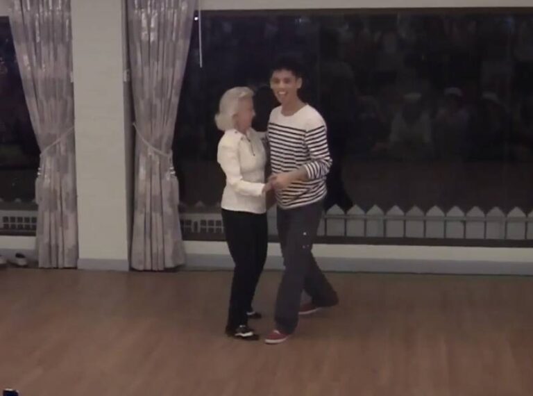 Un tânăr o invită pe o femeie de 90 de ani să danseze și rămâne uimit să o vadă cum începe să-și miște șoldurile cu atâta grație.