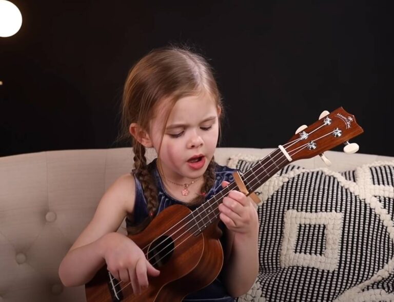 Un copil de doar 6 ani a cucerit inimile multora interpretând „Can’t Help Falling in Love” în timp ce cânta la ukulele.
