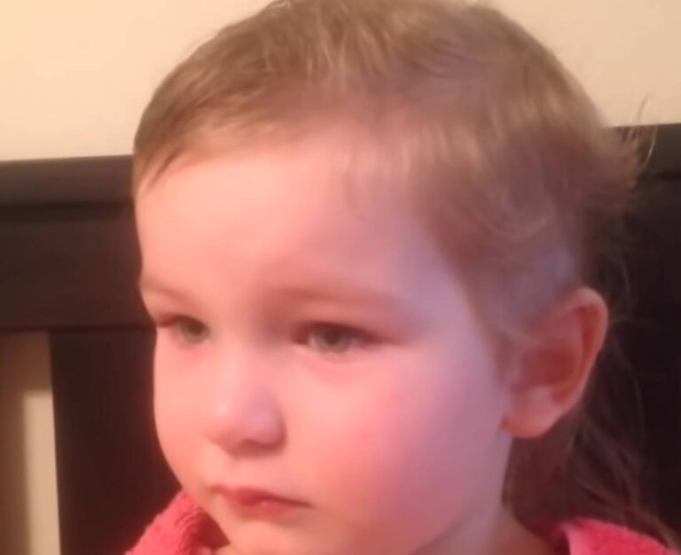 Un videoclip cu o fetiță de 3 ani care și-a tăiat singură părul, surprinde reacția adorabilă și de neprețuit a tatălui ei.