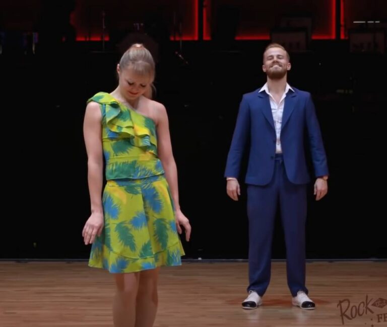 Tânărul cuplu a reușit să surprindă întreaga audiență de pe ringul de dans. Cu mișcări elegante și o coordonare impecabilă, prestația lor este cu adevărat captivantă și sigur îți va aduce un zâmbet pe buze.
