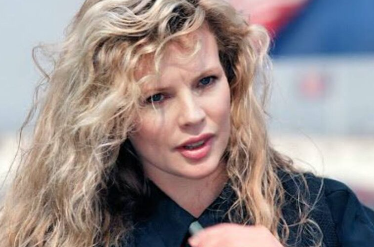 Timpul nu iartă pe nimeni! Cum au afectat operațiile estetice viața actriței americane Kim Basinger