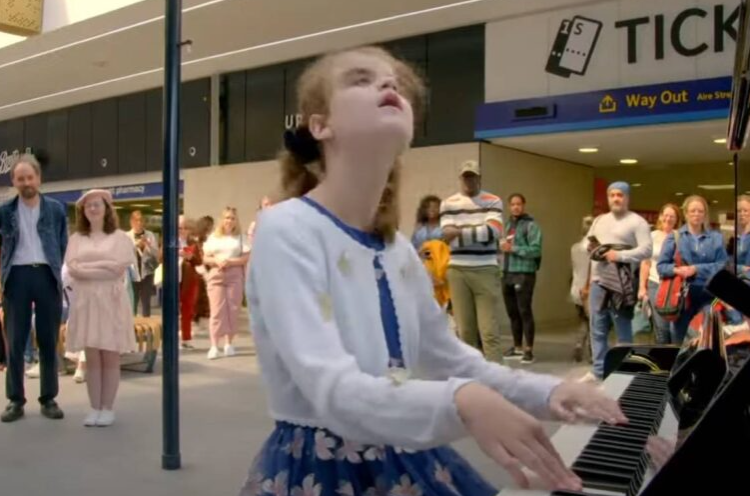 Lucy, o pianistă oarbă de 13 ani, a impresionat audiența cu o interpretare emoționantă la pian, cântând în fața publicului.
