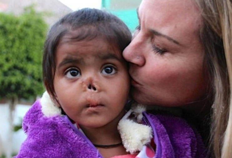 O femeie adoptă două fete din India, abandonate pe străzi fără părinți: cum arată ele la mulți ani după?