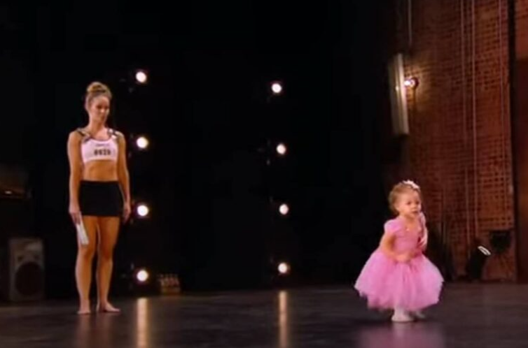 Mama a doi copii a participat la un program de dans, iar pe scenă s-a întâmplat un moment foarte amuzant.