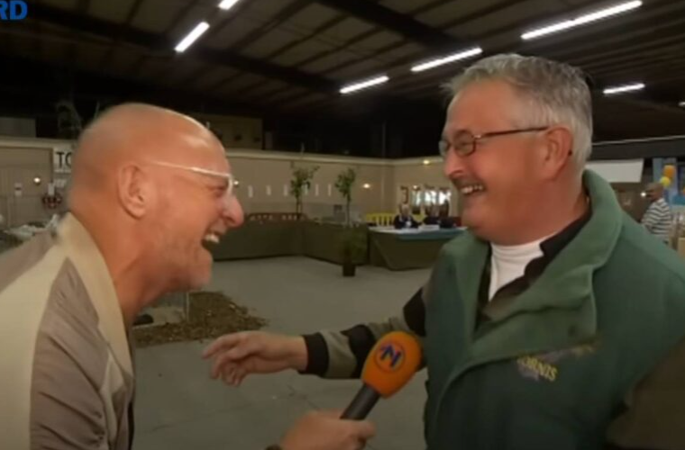Un crescător de găini care tușește ca o găină! Un interviu neașteptat de amuzant care cu siguranță vă va însenina ziua. Râsul lui, care seamănă cu un cotcodăcit, este pur și simplu molipsitor și va aduce un zâmbet pe fața oricui!