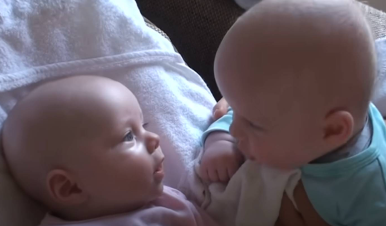 Mama i-a surprins pe gemeni comunicând între ei într-un mod unic al lor. Aruncați o privire la acești copii minunați și la legătura specială pe care o au!