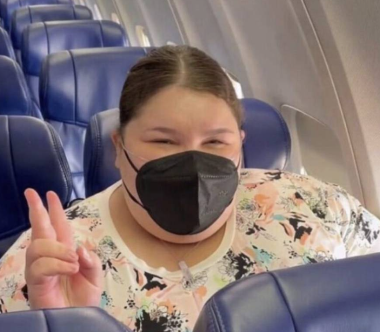 Această poveste este cu adevărat surprinzătoare… O femeie încearcă să își ocupe locul rezervat în avion, însă, când refuză să facă un compromis, are loc un incident care a stârnit o dezbatere intensă pe internet.