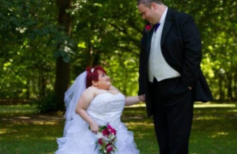 O femeie de 109 cm și-a prezentat soțul, menționând cu umor că acesta este exact de două ori mai înalt decât ea!