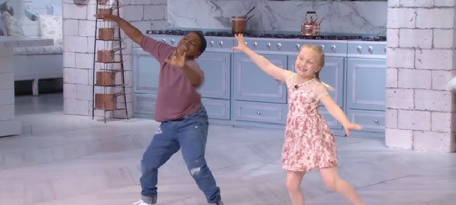 Un băiat și o fată dansează pe melodia „Footloose”, lăsându-i pe jurați fără cuvinte.