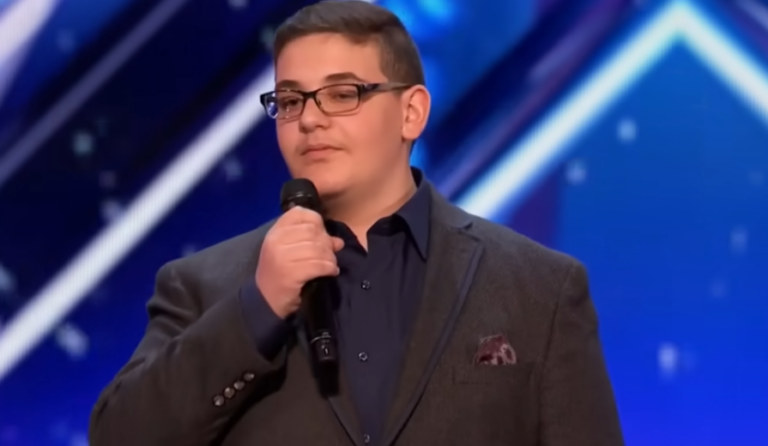 Christian Guardino, un băiat de 16 ani care a fost orb timp de 12 ani, impresionează cu vocea sa și primește Golden Buzzer”