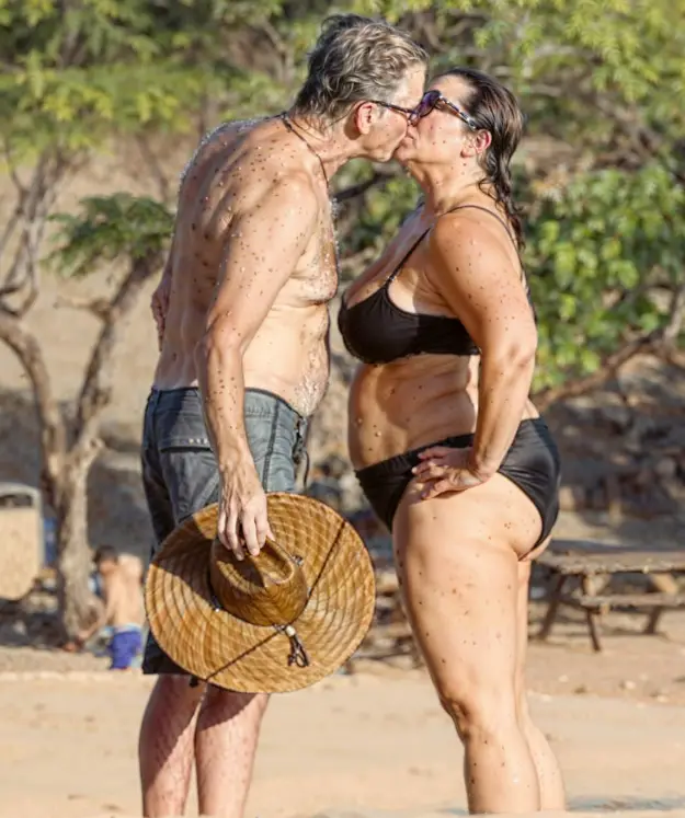 Ce l-a atras la ea? Povestea unei iubiri neobișnuite între Pierce Brosnan și Keely Shaye Smith