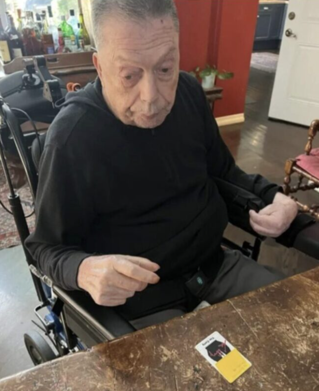 Da, nu ar trebui să fie așa! Fanii actorului și-au ținut respirația când au aflat cine se află în fotografie.