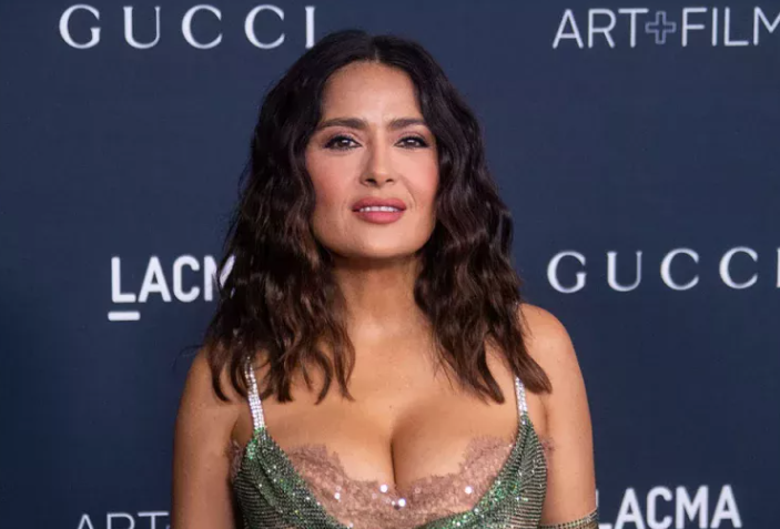 Salma Hayek, surprinsă într-o ipostază inedită în baie. Ce a motivat-o să se expună astfel?