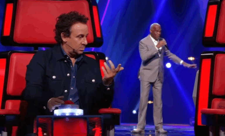 Un bărbat pășește timid pe scenă la The Voice, dar reușește să cucerească inimile tuturor cu o versiune memorabilă a piesei „Unchained Melody”.
