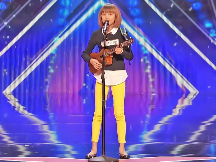 La doar 12 ani, Grace VanderWaal demonstrează că miracolele chiar există, impresionând publicul și juriul de la America’s Got Talent cu o prestație care i-a adus mult râvnitul buton auriu.