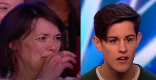 A început să cânte, dar Simon i-a cerut să se uite spre mama lui… Ce s-a întâmplat apoi a emoționat pe toată lumea.