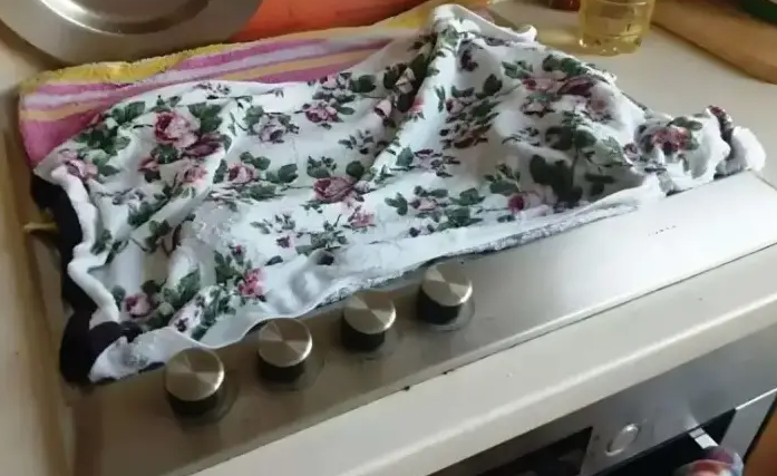De ce își acoperă sora mea plita cu un prosop? Motivul m-a surprins!