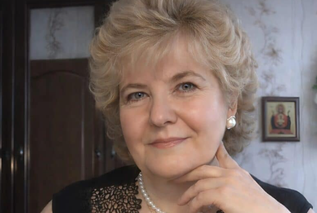 Mama m-a implorat să o iau cu mine la mare. Am acceptat — iar chiar din prima seară mi-am dat seama că vacanța era compromisă pentru totdeauna.