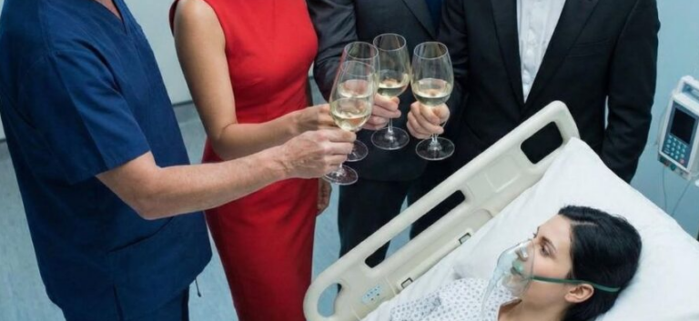 O femeie însărcinată moare în timpul nașterii. Familia miresei și amantul sărbătoresc evenimentul, până când medicul anunță cu delicatețe vestea.