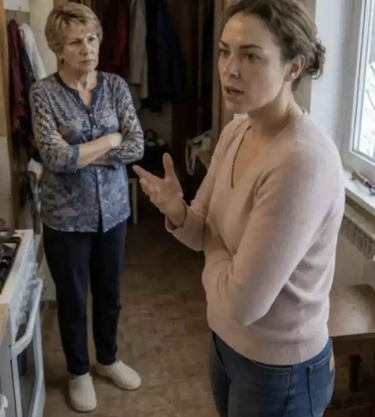 „Ieși din familia noastră!” a strigat soacra mea, fără să bănuiască că, doar câteva clipe mai târziu, chiar mâinile ei aveau să înceapă să tremure.