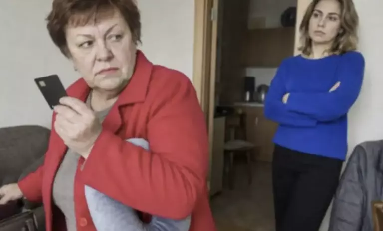 Soacra mea mi-a luat cardul bancar, dar înainte să plece în vacanță cu prietenele ei, l-am înlocuit pe ascuns cu cardul soțului meu.
